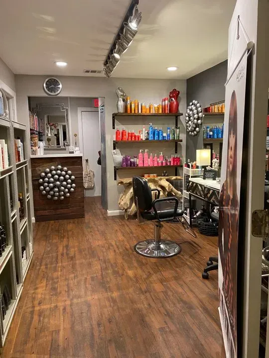 https://cdn.salonspotlight.com/photos/zcz5iDEBQ3tqt7H1KLtF/ff6cea93-8002-4243-a5a9-e35c5bf2944d_720x720