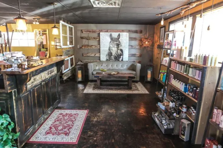 https://cdn.salonspotlight.com/photos/zf6OftpOzetVG5VIjMUa/57e08859-7a1d-42e0-8a52-271f675590d9_720x720