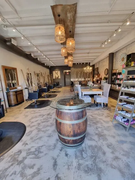 https://cdn.salonspotlight.com/photos/zf6OftpOzetVG5VIjMUa/d3e1a77d-9c4f-4842-bbe7-2103b0a223f9_720x720