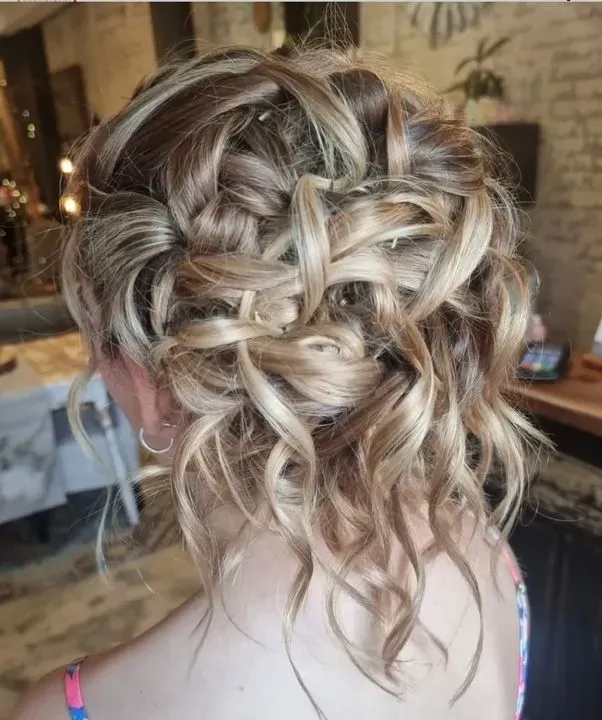 https://cdn.salonspotlight.com/photos/zf6OftpOzetVG5VIjMUa/f0782e96-1b63-4d75-8c80-0cf9cc28d5a8_720x720