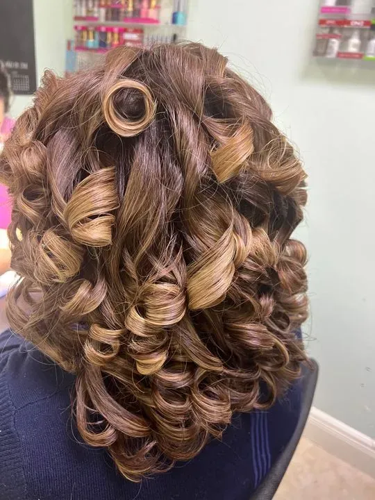 https://cdn.salonspotlight.com/photos/zkY3U9eOMsZnCc76fA5T/4f9971bd-c508-4345-b22b-e42cc518ad7f_720x720