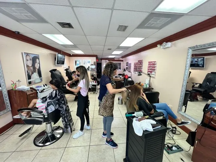 https://cdn.salonspotlight.com/photos/zkY3U9eOMsZnCc76fA5T/f1ff6962-0915-484d-b725-a4fe0cde741e_720x720