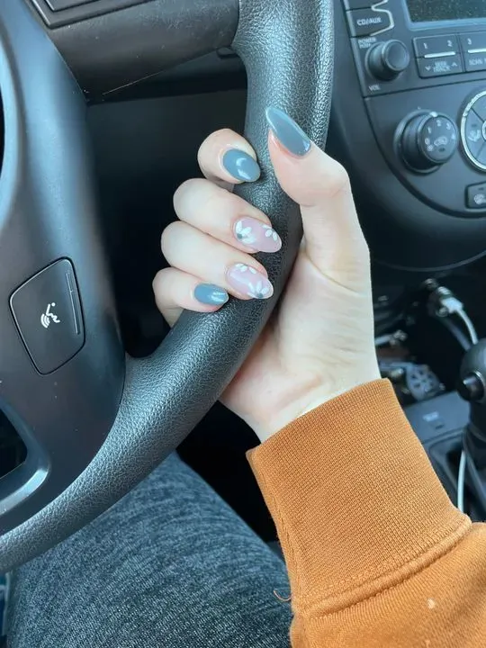 https://cdn.salonspotlight.com/photos/zkyoFaa8ugRFOLD7SJ2C/0207f9d5-c7cb-44c4-b2fd-a22d6a91a882_720x720
