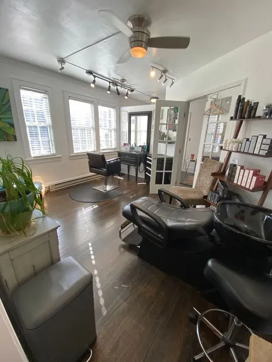 https://cdn.salonspotlight.com/photos/zlSss6dmbPcBTbACjz7w/3fed451e-f420-4d63-8f75-336547783ff0_720x720