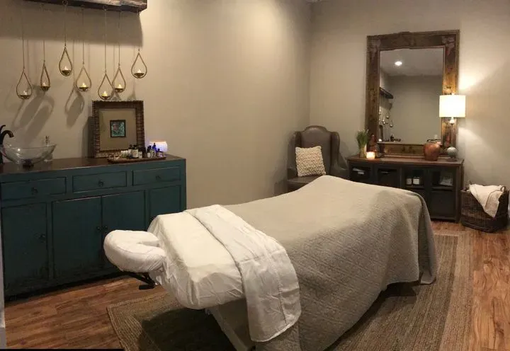 https://cdn.salonspotlight.com/photos/zlyE68sOoUlmE6x1rDAL/892ca667-283f-49a1-9366-2b3ac97037b9_720x720