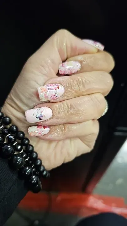 https://cdn.salonspotlight.com/photos/zmbHA33ditdMuqeJpxWp/ca1f23be-d329-4d0f-8a0f-c7f9fcfcc970_720x720