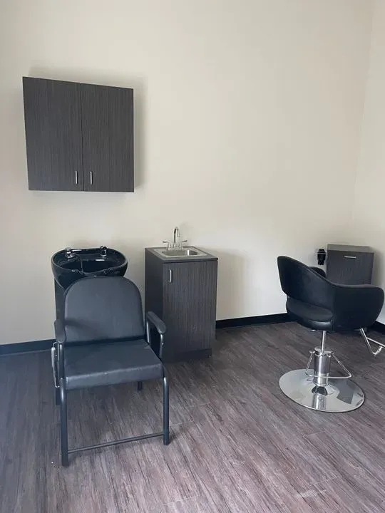 https://cdn.salonspotlight.com/photos/zmbHA33ditdMuqeJpxWp/e74a1832-ed31-4b2b-ab3f-12487c0b6b9c_720x720
