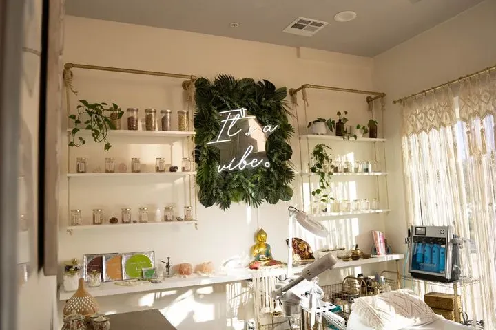 https://cdn.salonspotlight.com/photos/znzqaZHrPMiQP4tEhmqj/abbd764b-b33e-418b-a1a4-d085b5c24c68_720x720
