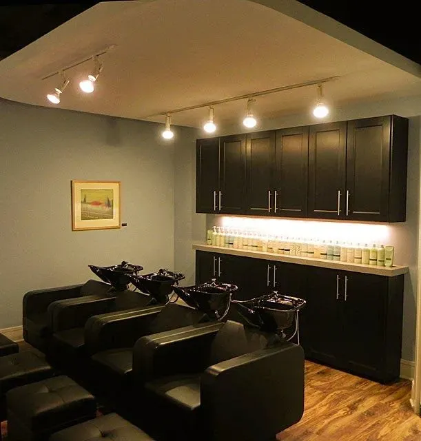 https://cdn.salonspotlight.com/photos/zo7wjftyLwa87aMUPNSq/14d92229-ef9c-48e7-abf9-ce52461eb692_720x720
