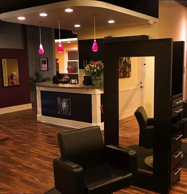 https://cdn.salonspotlight.com/photos/zo7wjftyLwa87aMUPNSq/3c29403e-d433-4f9b-b876-eafcb46b476b_720x720