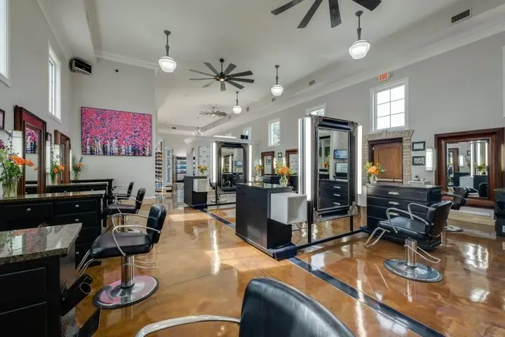 https://cdn.salonspotlight.com/photos/zpGnoaF0wv7IIevUGBhF/4b750fbb-0486-4a92-9e86-25c2efa7ce17_720x720
