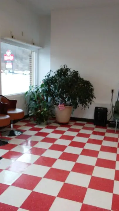 https://cdn.salonspotlight.com/photos/zr3gbymXwgeOxDdR5gvg/12eeb9fb-e700-4a35-9f1e-80c7b60f74e1_720x720