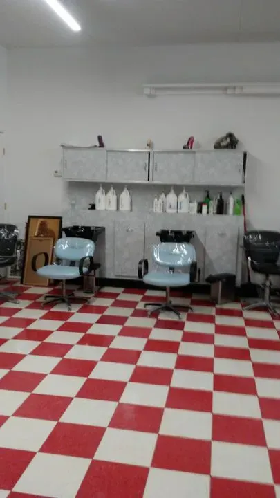 https://cdn.salonspotlight.com/photos/zr3gbymXwgeOxDdR5gvg/9bbda604-de8f-4b4c-b2ec-ecbe69781b07_720x720