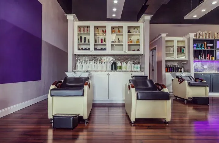 https://cdn.salonspotlight.com/photos/zrE41xraPVW2fDZFsB44/e7e1223a-bc11-4416-80ec-086de3ea6357_720x720
