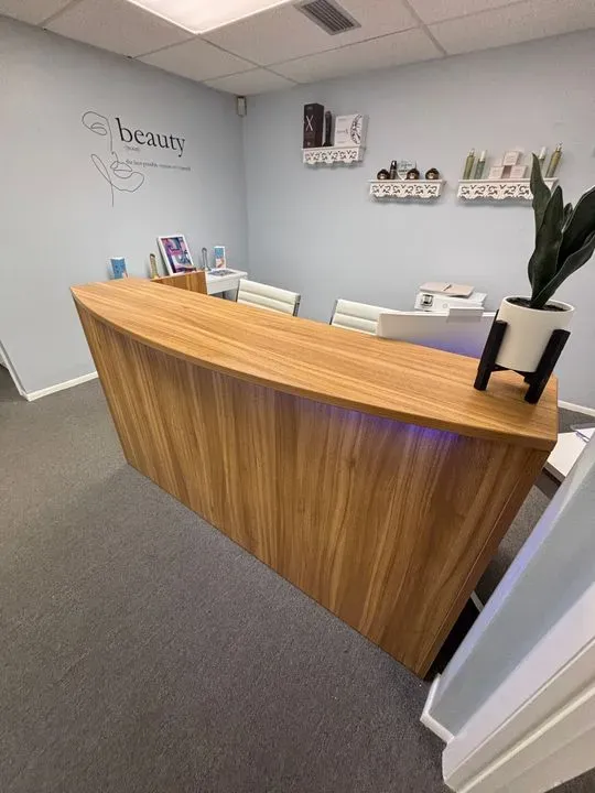 https://cdn.salonspotlight.com/photos/ztCXdUizyxh7vA65IouE/118f086f-e8c0-4a87-b147-43af27f39b71_720x720