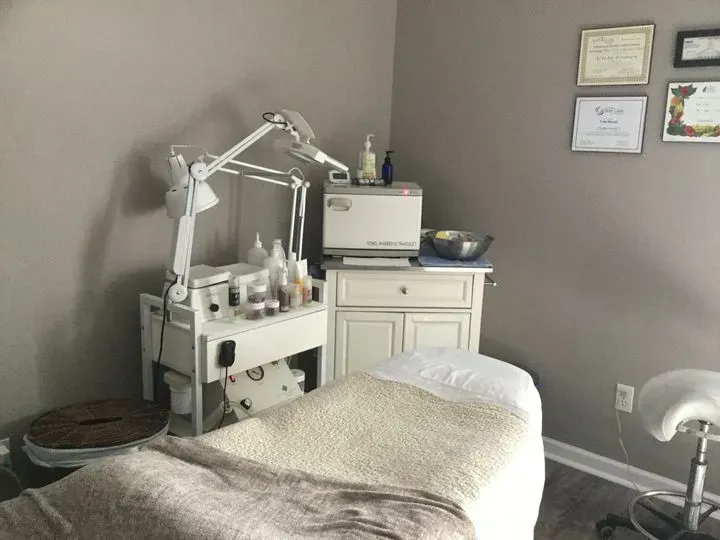 https://cdn.salonspotlight.com/photos/zvC6MSkxDtdM4JJJf9jT/8e3cde59-f8bc-49f8-bab0-5d49bc96a01e_720x720