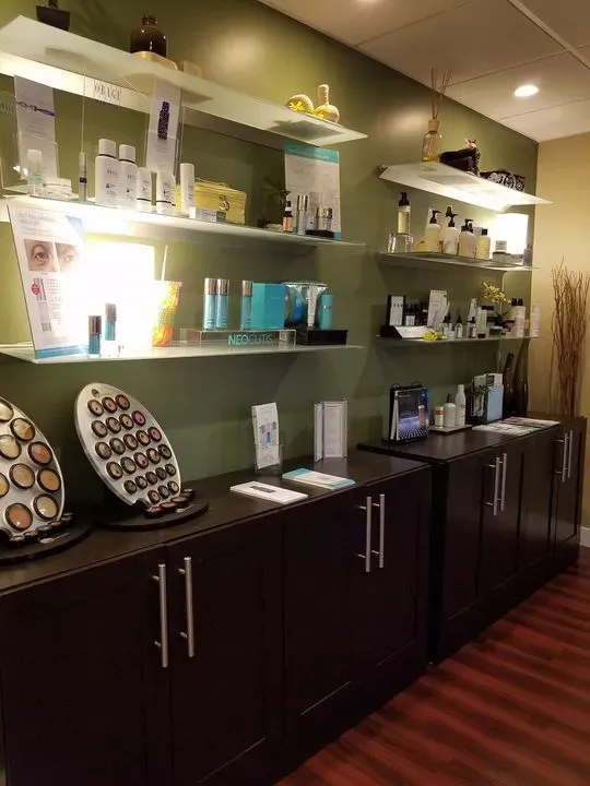 https://cdn.salonspotlight.com/photos/zwDMzYsmTfC0g6gIaIqm/3fcd9363-ca96-44f5-a6ec-93ded0d66258_720x720