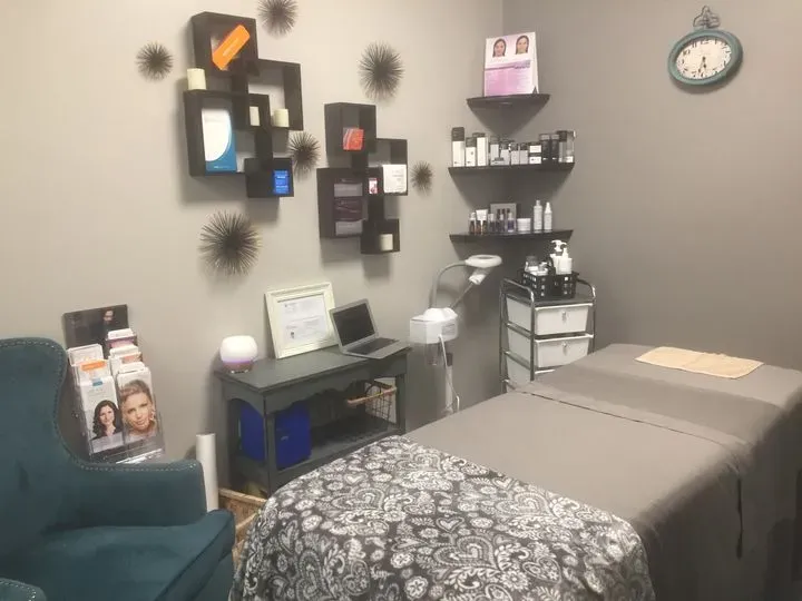https://cdn.salonspotlight.com/photos/zwmGGb33tKZKRH0NGiJg/40d1fb28-b1e6-4f69-9ed9-701da736fde9_720x720