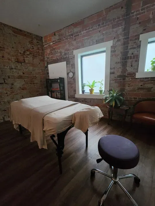 https://cdn.salonspotlight.com/photos/zxTluLkLsEZu69mT1O1C/f06e9f1c-e82c-43e0-bd72-97fbab77b3f9_720x720