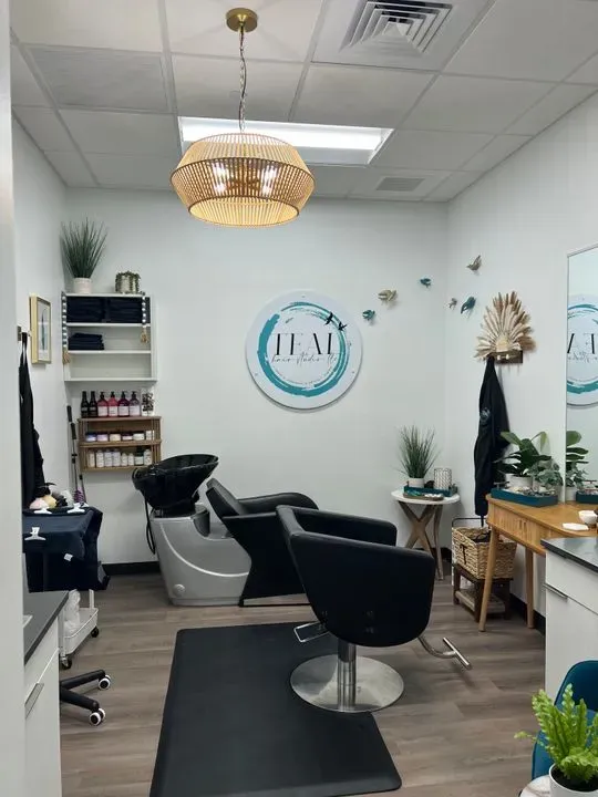 https://cdn.salonspotlight.com/photos/zxjQeQPPxfaOHm4WtTa6/ccfde421-0a60-4877-b46f-cfdea399370d_720x720